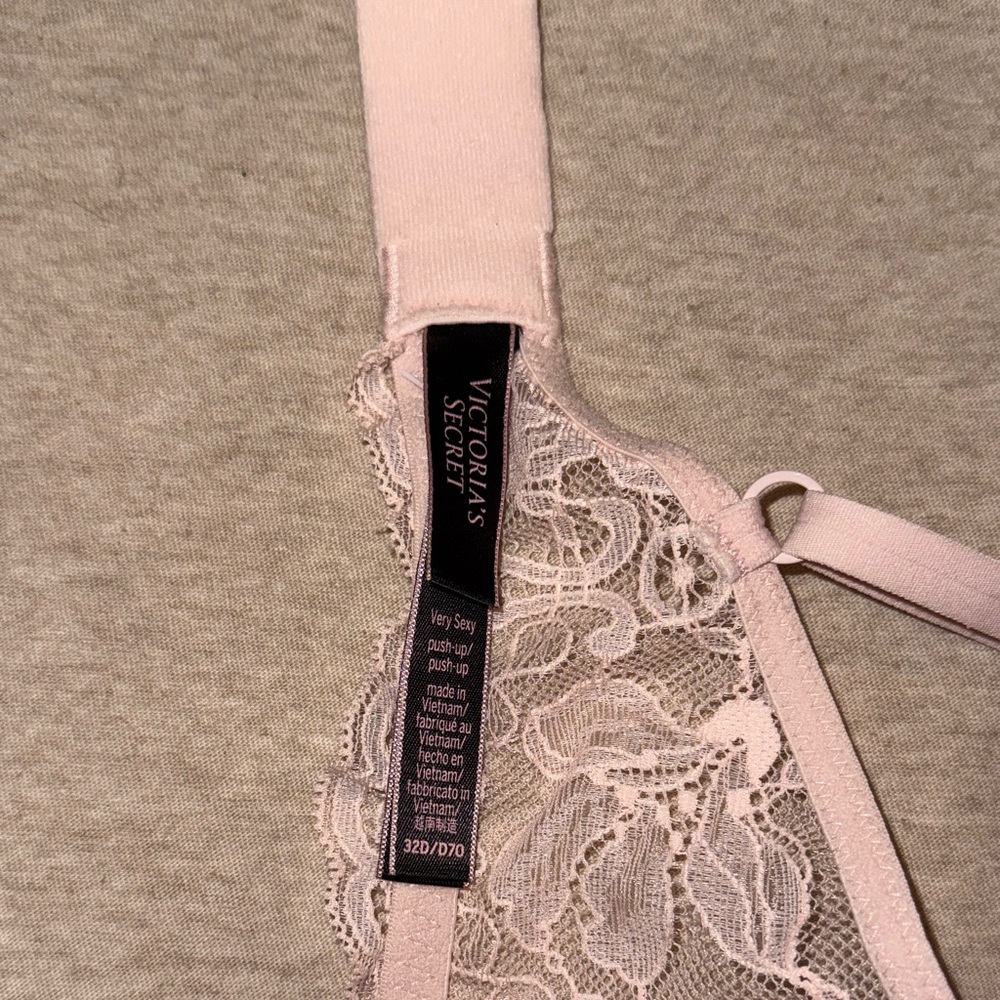 Victoria's Secret Light Pink Lace Bra - Picture 2 of 5